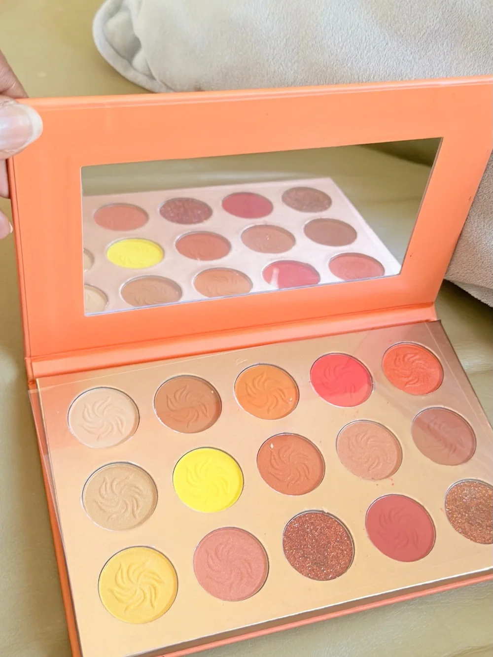 Eye-catching Chili Eyeshadow Palette - DE'LANCİ